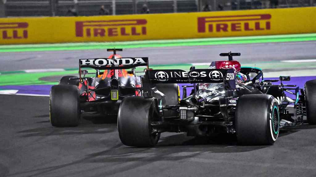 Verstappen y Hamilton peleando por la posición en Arabia Saudí