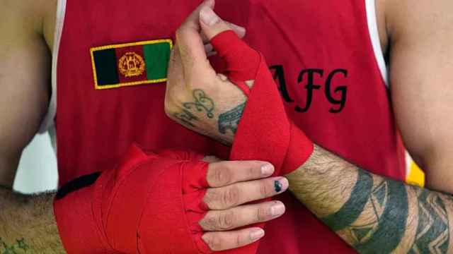 Un boxeador afgano se coloca sus vendas