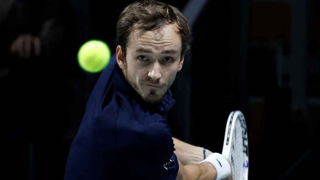 Medvedev ejecuta un revés a dos manos ante Cilic en la Copa Davis