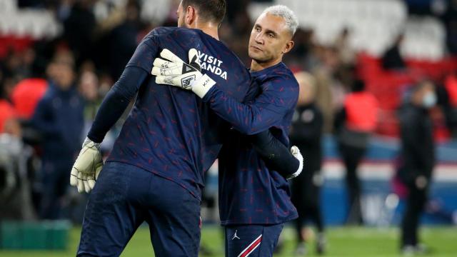 Saludo entre Gianluigi Donnarumma y Keylor Navas