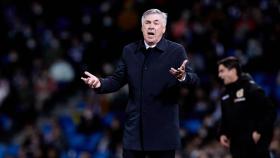 Carlo Ancelotti dando indicaciones desde la banda