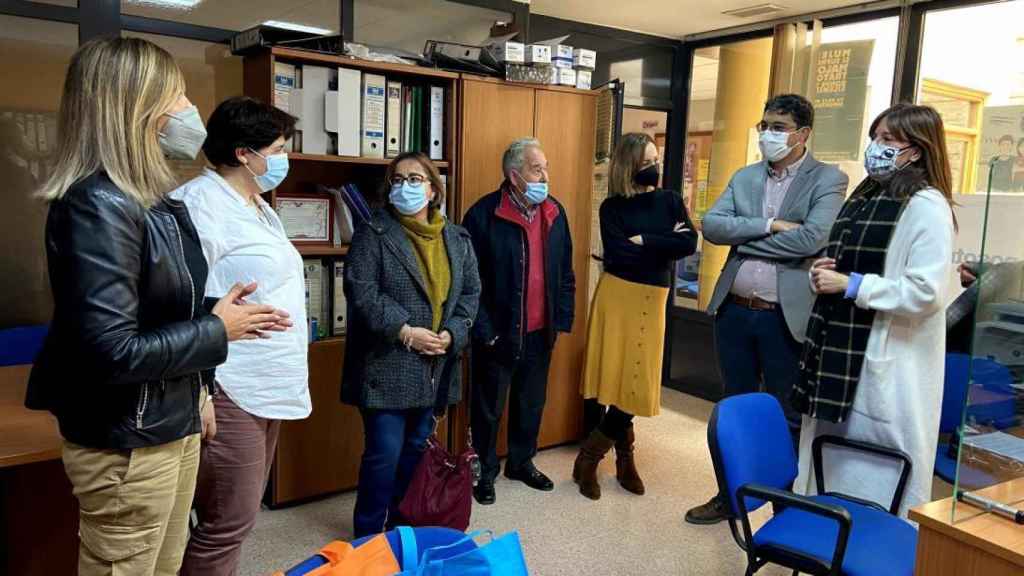 La consejera de Igualdad y portavoz de Castilla-La Mancha, Blanca Fernández, visita el centro de la mujer de La Solana (Ciudad Real)