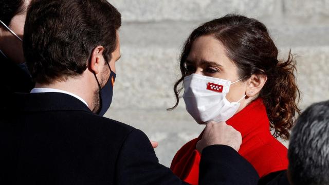 El presidente del PP, Pablo Casado, saluda a la presidenta de la Comunidad de Madrid, Isabel Díaz Ayuso.