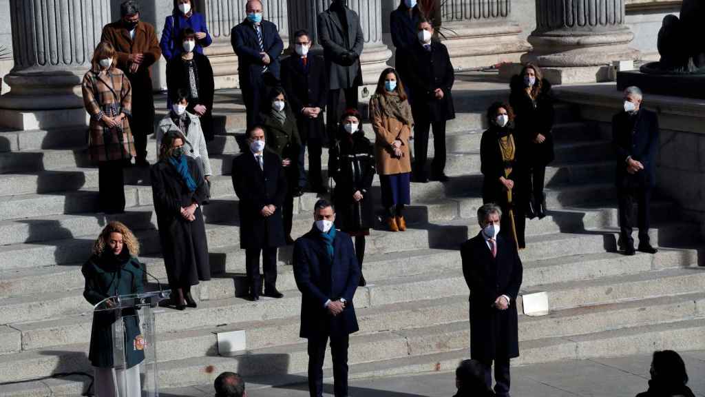 Foto panorámica de los miembros del Gobierno en las escalinatas del Congreso el día de la Constitución.
