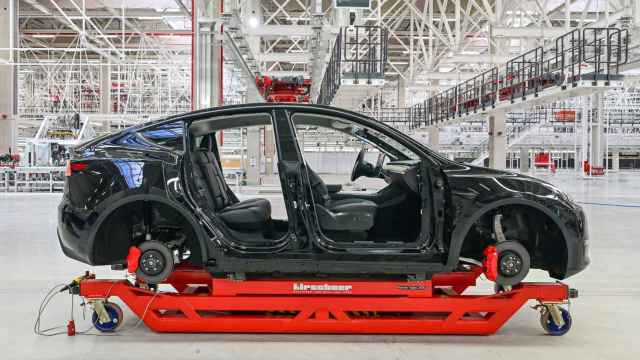 El Tesla Model Y, un coche 100% eléctrico, comienza a fabricarse en Alemania, el corazón del motor de combustión.