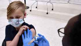 Un niño sufriendo el proceso de vacunación.