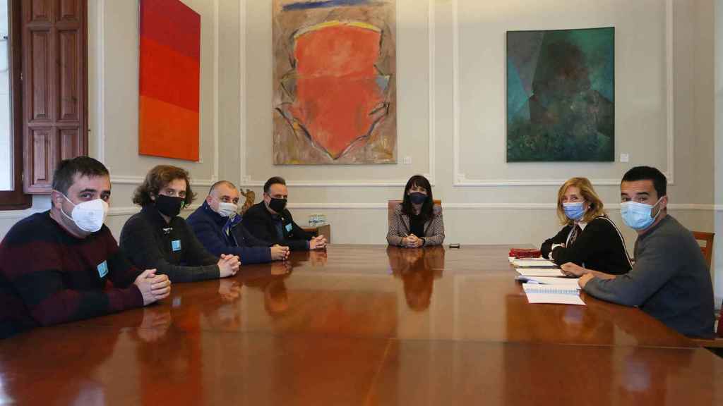 Julia Parra, en la reunión con los representantes del Gremio de Artistas de Hogueras.