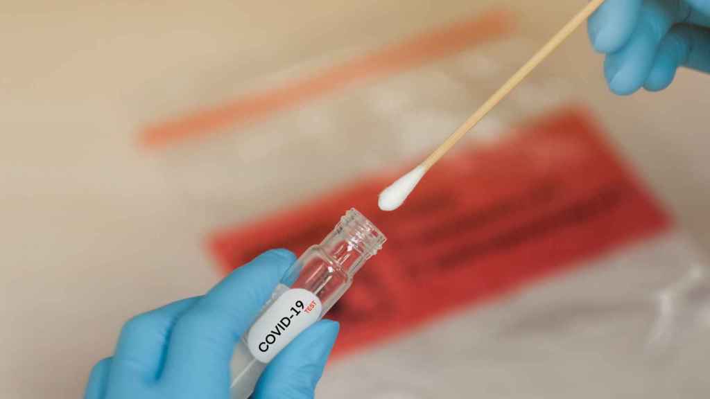 Un sanitario realiza una prueba para detectar el coronavirus.