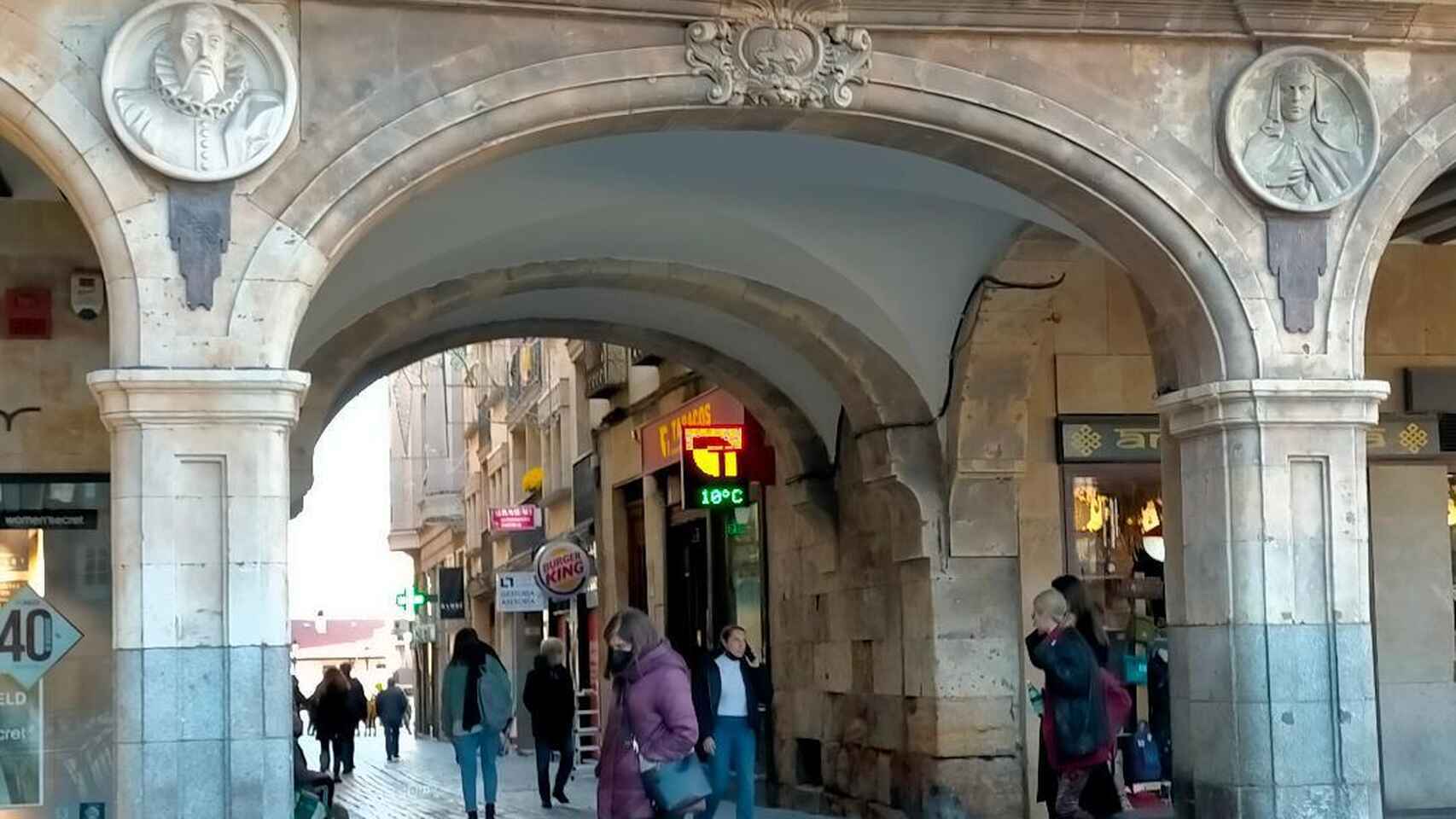 Medallones dedicados a Cervantes y Santa Teresa en el Pabellón de Petrineros de la Plaza Mayor