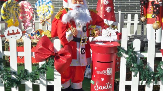 Santa Claus, protagonista destacado de las imágenes navideñas de Santa Marta de Tormes