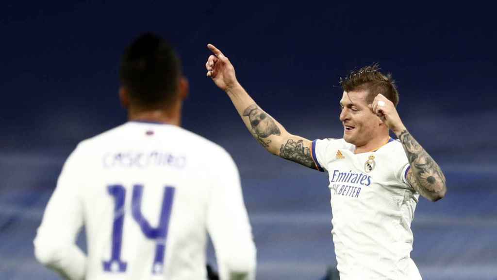 Toni Kroos celebra su gol al Inter de Milan con sus compañeros del Real Madrid