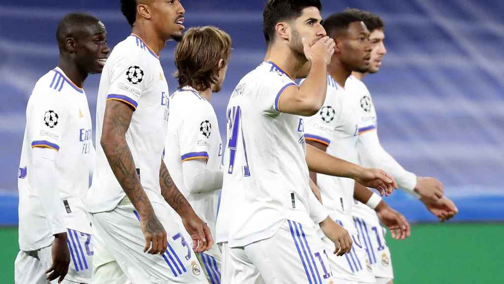 Marco Asensio celebra con sus compañeros del Real Madrid su gol al Inter de Milan