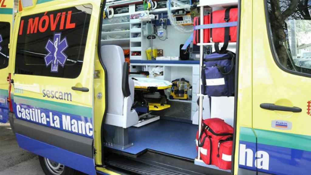 Un conductor de ambulancia muere al salirse de la vía y volcar en una carretera de Albacete
