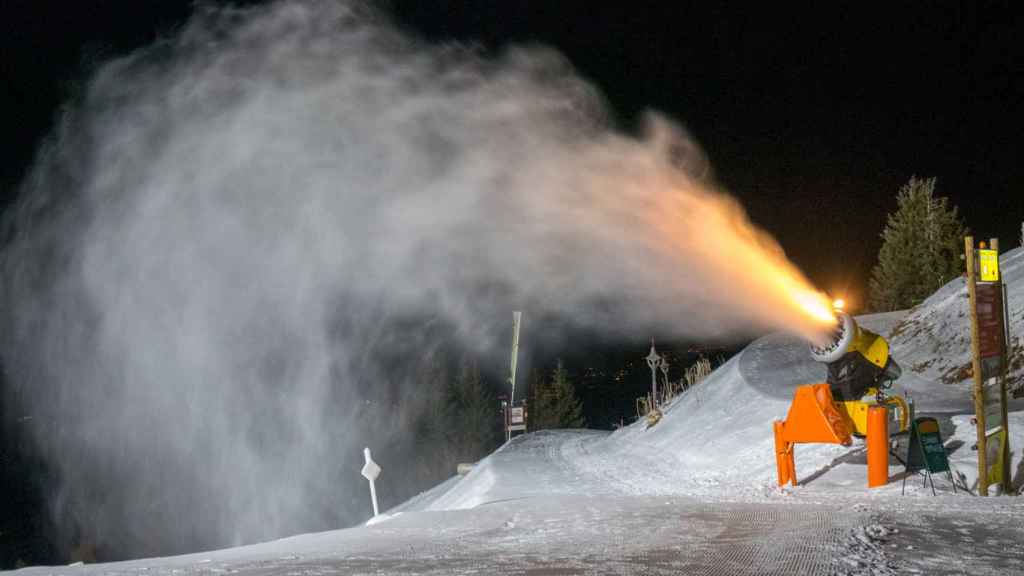 Un cañón de nieve artificial. Imagen de archivo.