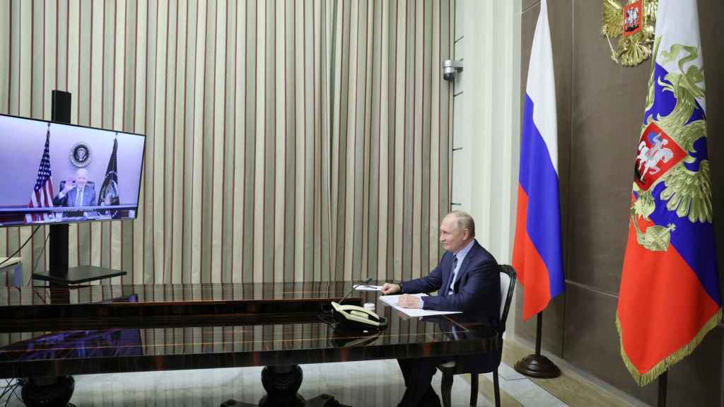 Putin saluda a Biden desde su despacho presidencial.