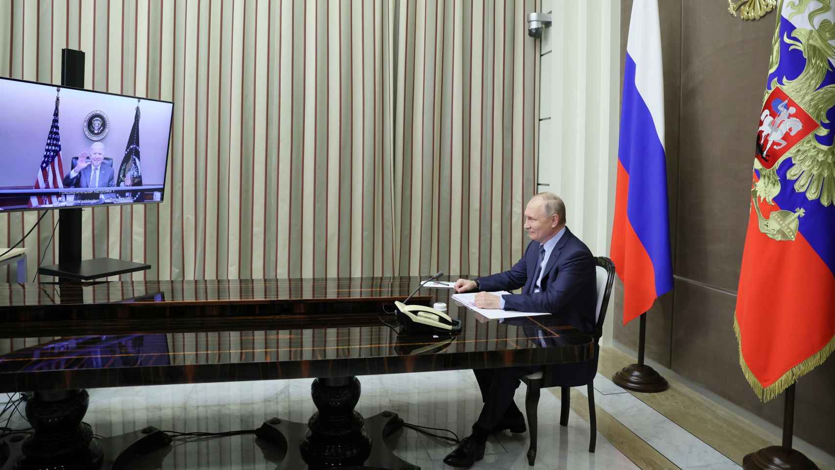 Vladímir Putin en una reunión telemática con Joe Biden desde su despacho presidencial.