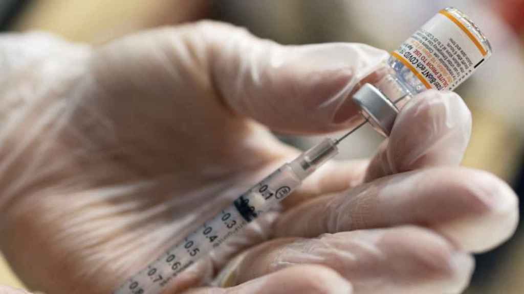 Un sanitario manipulando la vacuna de Pfizer