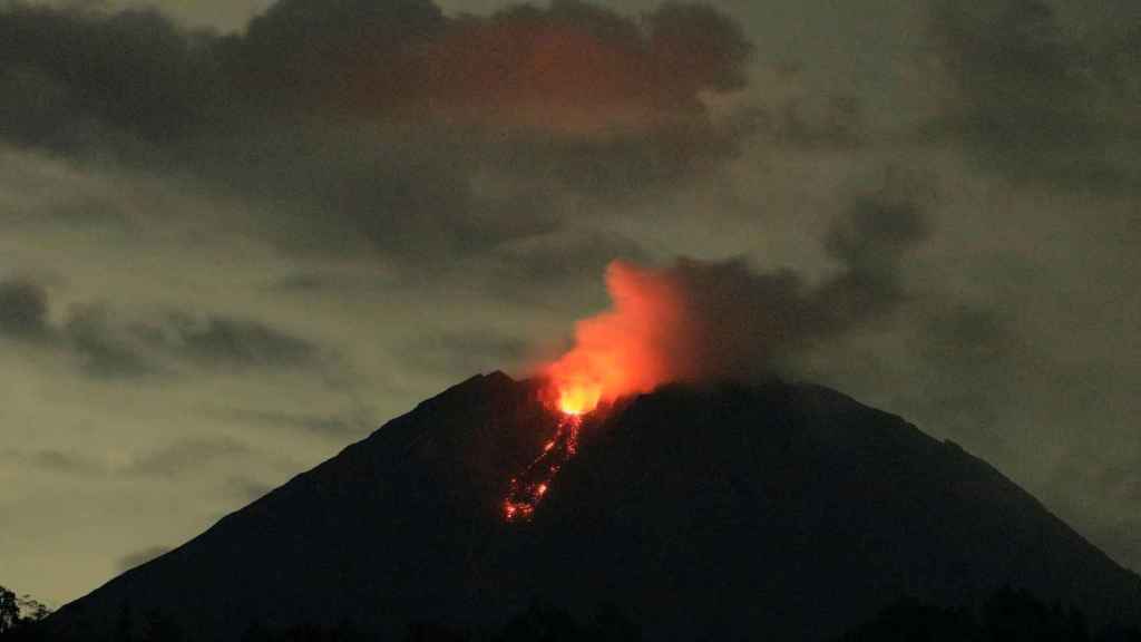 La erupción del volcán Semeru.