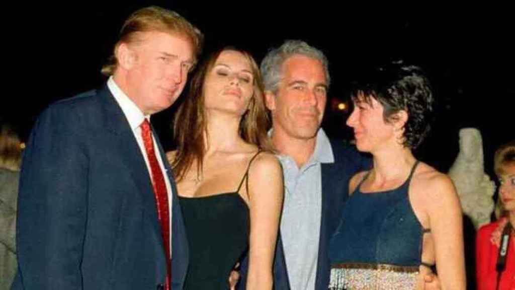 Jeffrey Epstein junto a Donald Trump a Melania y a Ghislaine Maxwell.