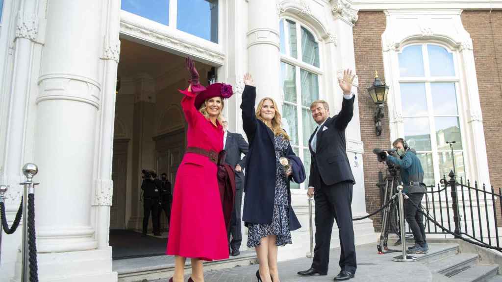 Los Reyes de Holanda y su primogénita, Amalia, a su llegada al palacio Kneuterdijk.