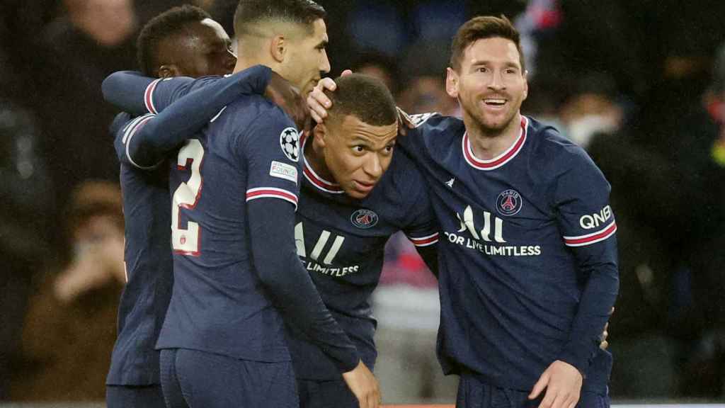 Achraf Hakimi, Kylian Mbappé y Leo Messi celebran un gol con el PSG.