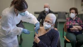 Vacunación en un centro de personas mayores, en imagen de archivo.