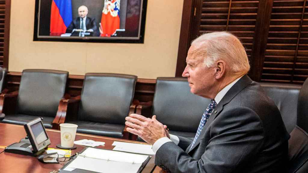 Joe Biden durante la cumbre virtual que ha mantenido con Vladimir Putin (al fondo de la imagen).