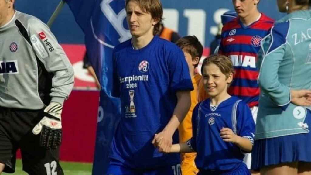 La imagen de Luka Modric en el Dinamo de Zagreb saliendo al campo con el joven Lovro Majer.