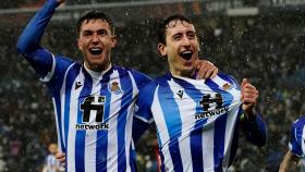 Mikel Oyarzabal y Martín Zubimendi celebran uno de los goles ante el PSV en la Europa League.