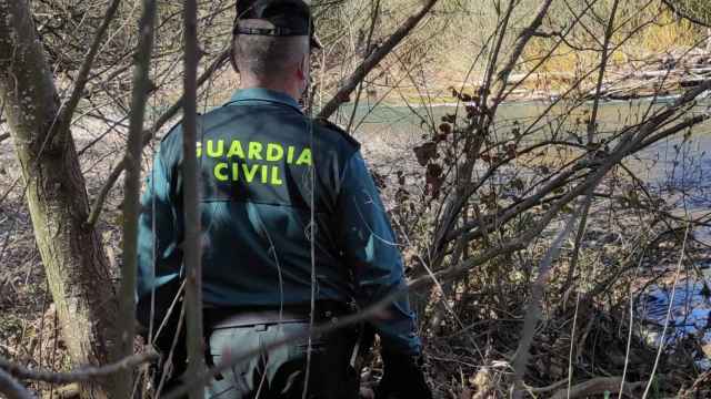 Un agente de la Guardia Civil en la orilla del río