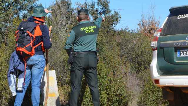 Guardia Civil de Zamora dando indicaciones a un peregrino