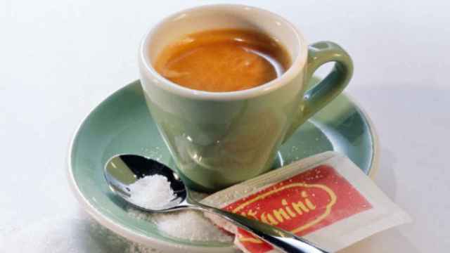 Edulcorar el café con azúcar es un factor de riesgo.