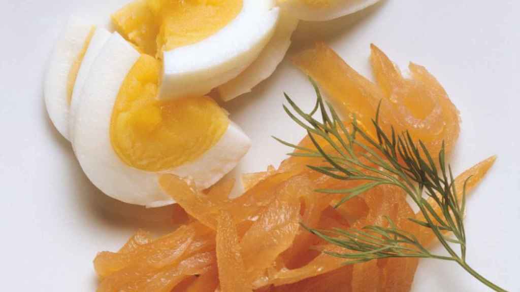 Pescado y huevos, fuentes alimentarias de vitamina D.