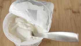 Un yogur natural con tapa.