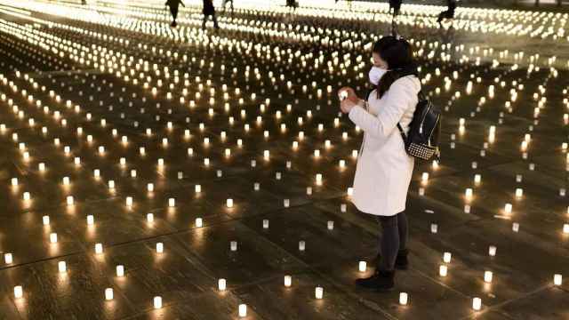 Homenaje con 12.000 velas a las víctimas de la Covid-19 en Suiza. EFE/EPA Anthony Anex