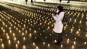 Homenaje con 12.000 velas a las víctimas de la Covid-19 en Suiza. EFE/EPA Anthony Anex