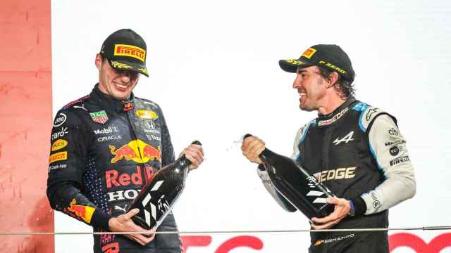 Max Verstappen y Fernando Alonso en el podio del Gran Premio de Catar