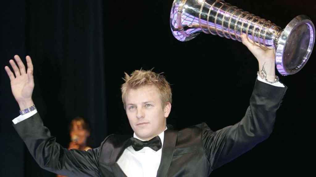 Kimi Raikkonen con su título de campeón del mundo de Fórmula 1 en 2007