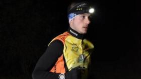 El runner italiano Fabio Pedretti durante una carrera nocturna