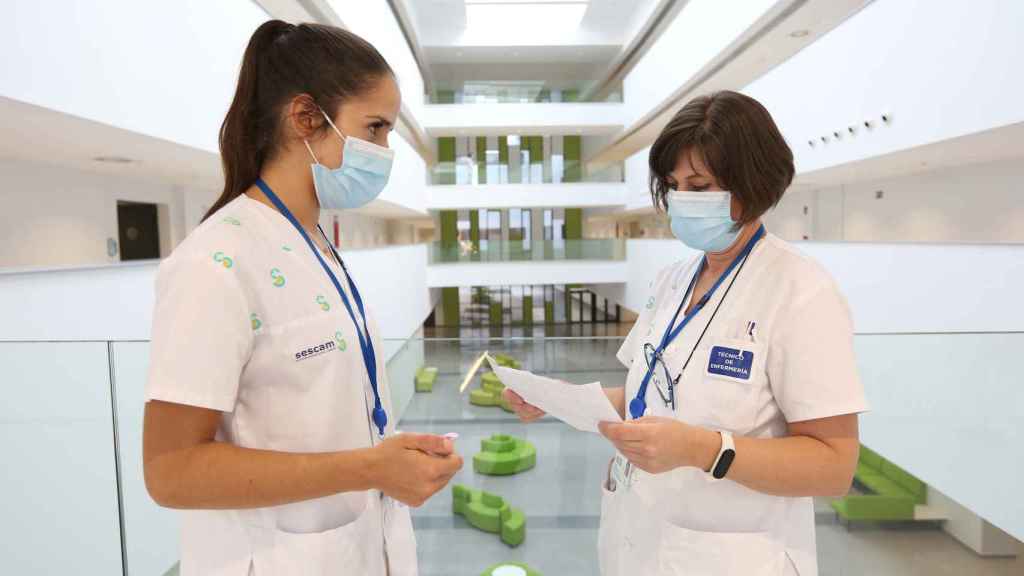 Dos sanitarias revisan una documentación en el nuevo Hospital Universitario de Toledo.
