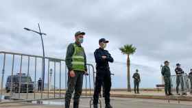 Agentes marroquíes en un puesto de control en el norte de la localidad de Fnideq.