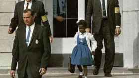 Ruby Bridges escoltada por agentes federales a la salida de la escuela en 1960.