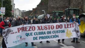 Tractorada convocada por Agromuralla en Lugo para exigir mejor precio de la leche.