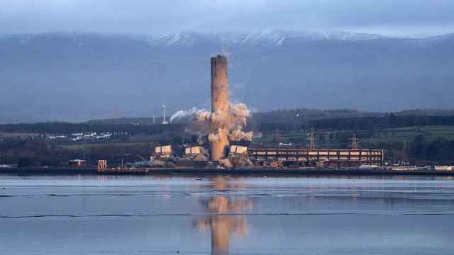 Iberdrola derriba la mayor central de carbón de Europa y Endesa desconecta su central térmica de Almería