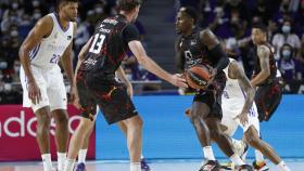 Dylan Ennis y Pustovyi en el partido frente al Real Madrid.