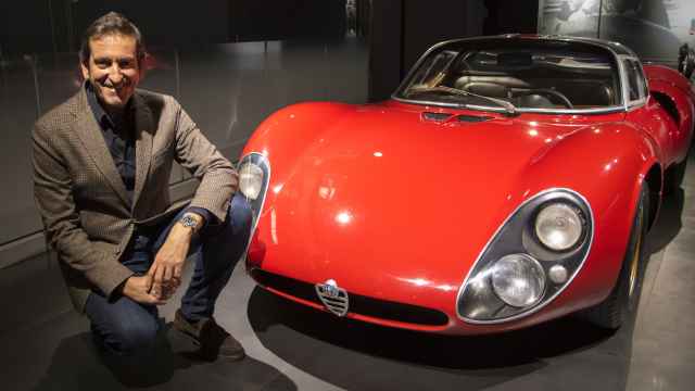 Alejandro Mesonero-Romanos, posa con un Alfa Romeo clásico en el museo de la marca en Milán.