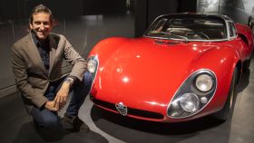 Alejandro Mesonero-Romanos, posa con un Alfa Romeo clásico en el museo de la marca en Milán.