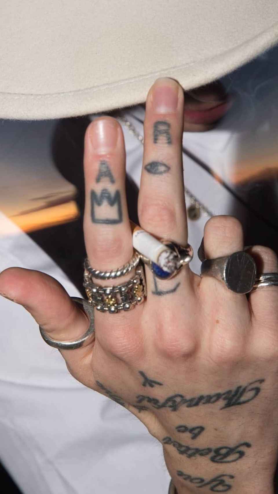 Detalle de uno de los tatuajes de Juan Alfonso Milán: una corona en su dedo índice.