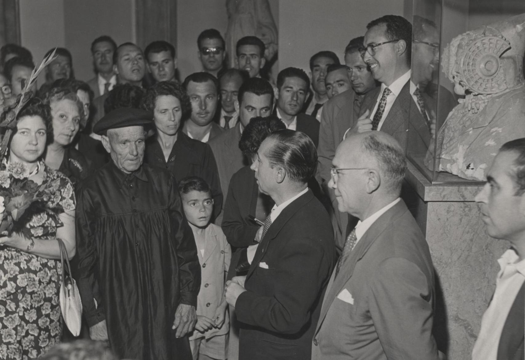 Manuel Campello, con boina, visitando la Dama de Elche en el Museo del Prado en 1958.