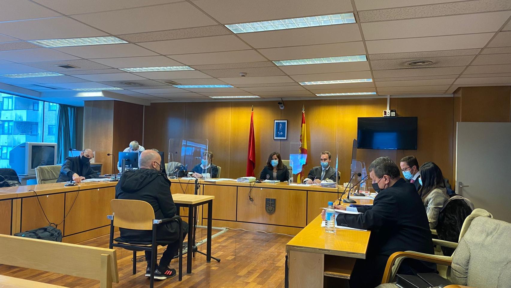 Tenreiro, sentado, durante el juicio en la Audiencia Provincial de Madrid.